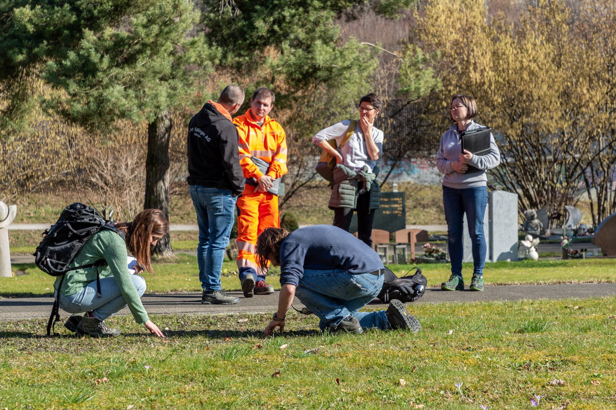 Mehrere Personen begehen einer Aufwertung in Opfikon.