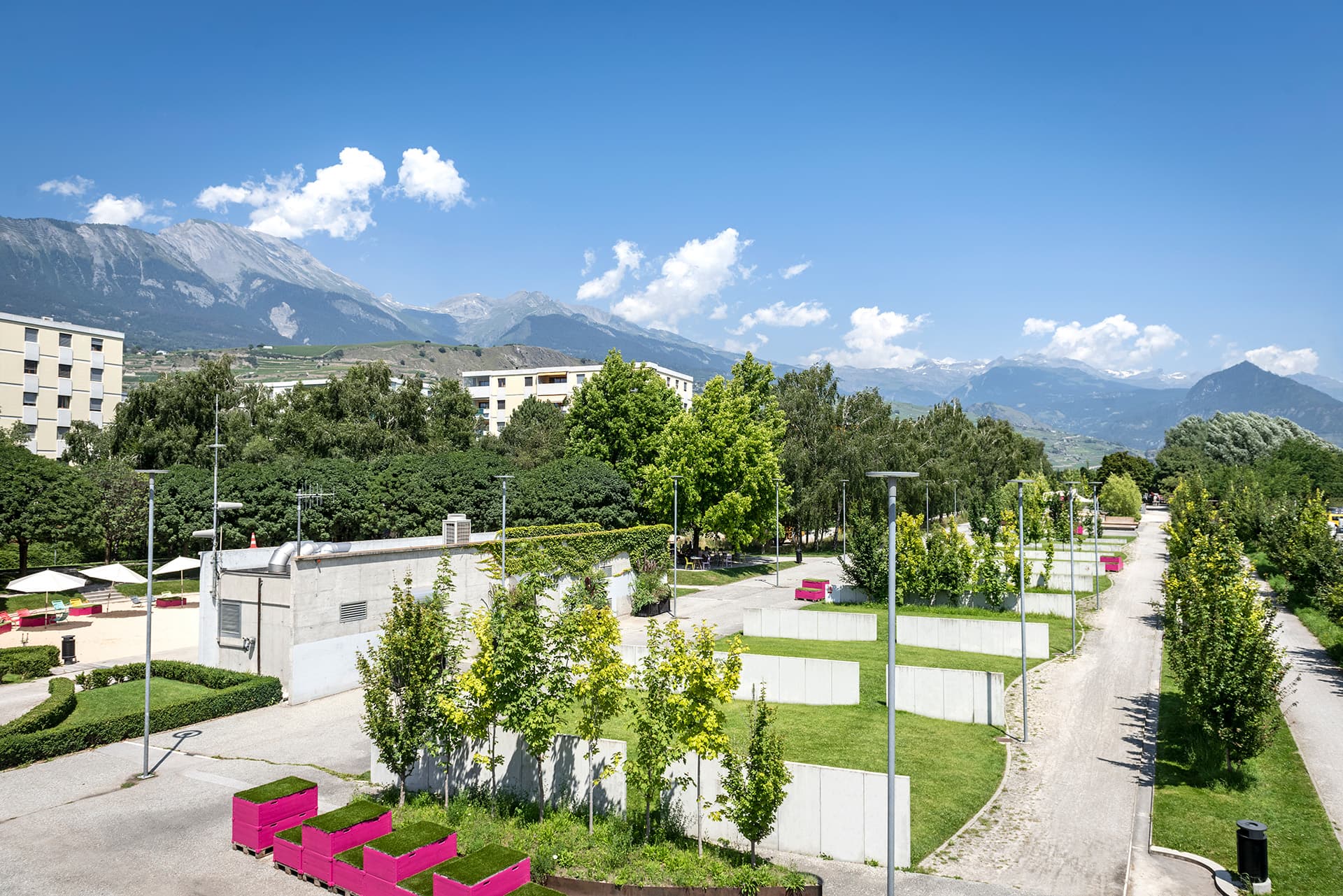 Cours Roger Bonvin à Sion avec zones végétalisées, zones perméables et lieux de rencontre