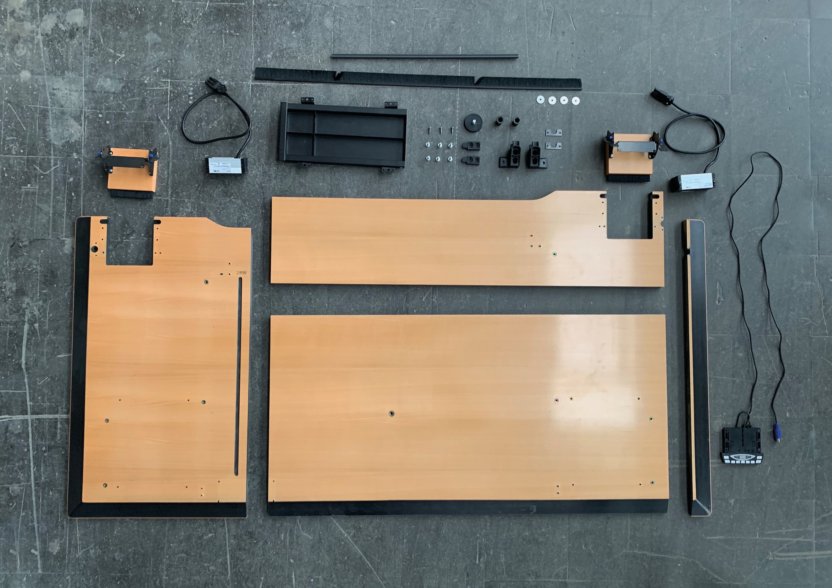 Platte eines Bürotischs in Einzelteile zerlegt und zersägt