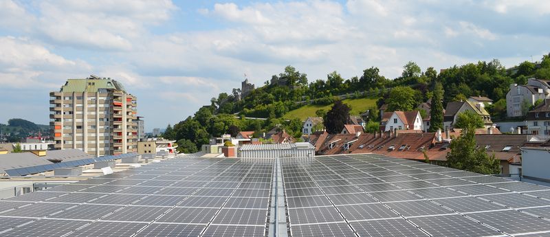 Solardach über der Stadt Baden im Aargau