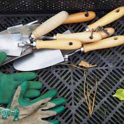 Gartenhandschuhe und Gartenwerkzeug