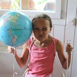 Mädchen hält Globus in der Hand