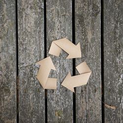 Recycling Symbol auf Holzboden