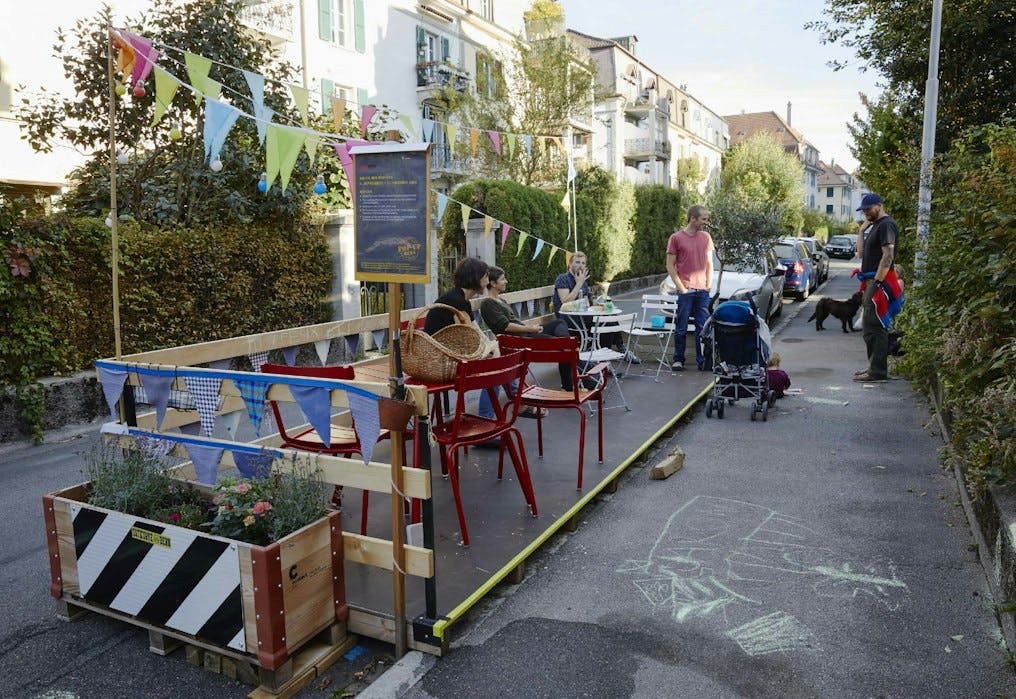 Eine grosse Familie spielt an der Elisabethenstrasse in Bern mit Kreide.