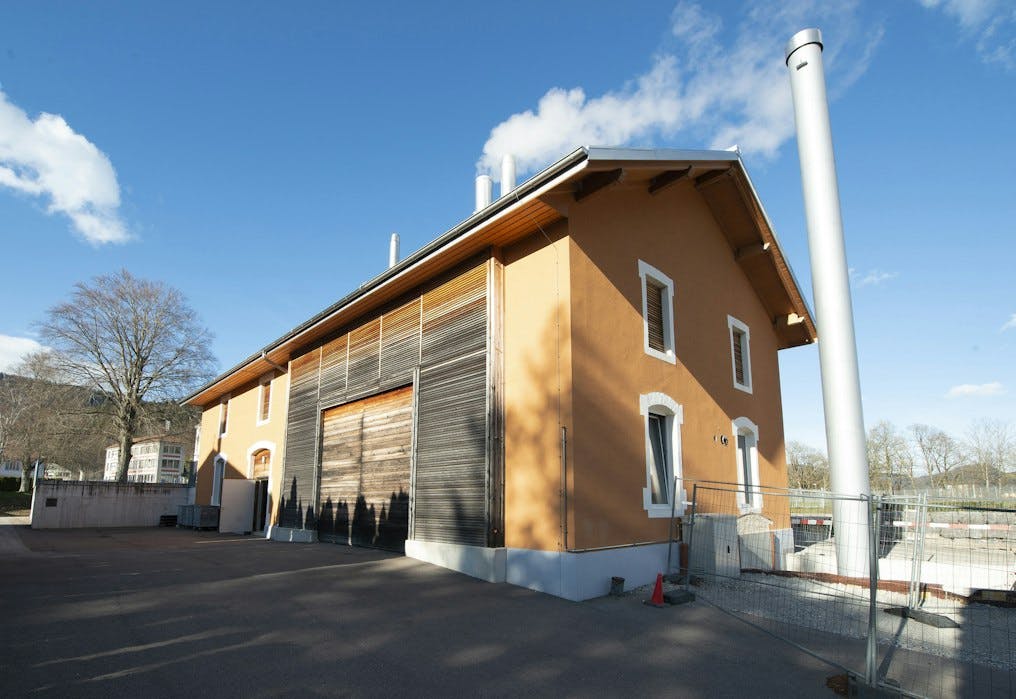 Gebäude mit externem Metall-Kamin: Heizwerk in Val-de-Travers.