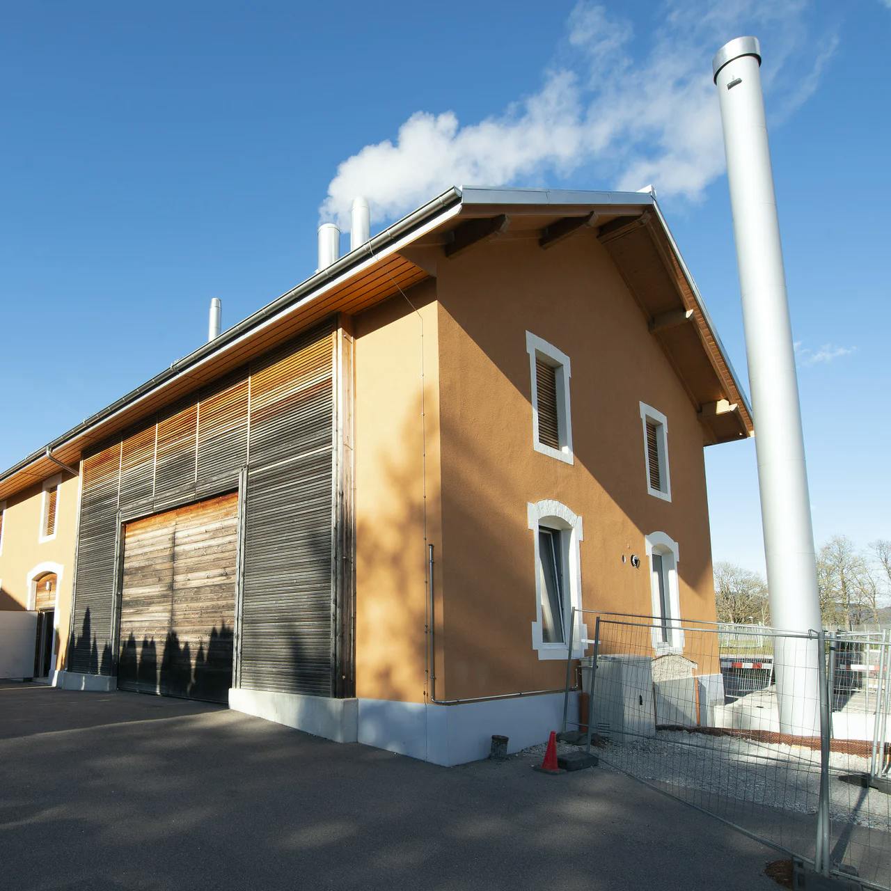 Gebäude mit externem Metall-Kamin: Heizwerk in Val-de-Travers.